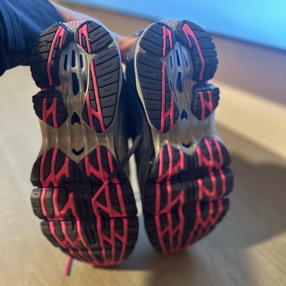 Mizuno Running Shoes - Picture 3 of 4